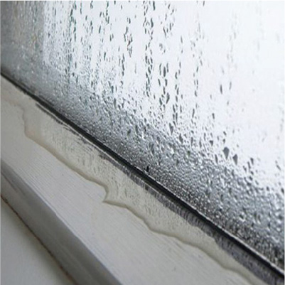 結露が気になる木製窓枠