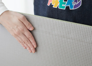 裏面は滑り止め材によりズレを防止