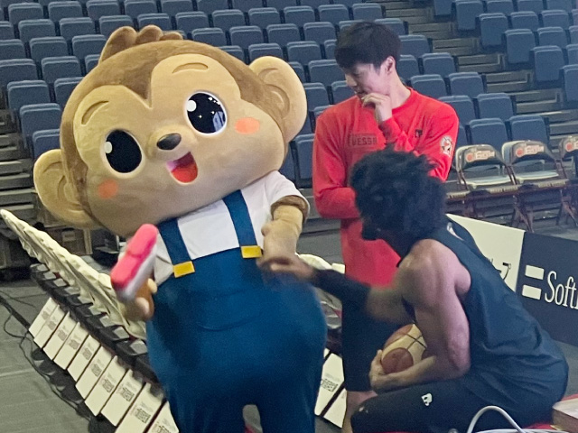 大阪エヴェッサの選手とペンキ―